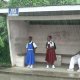 40- Ecolieres attendant le bus sous un grain 